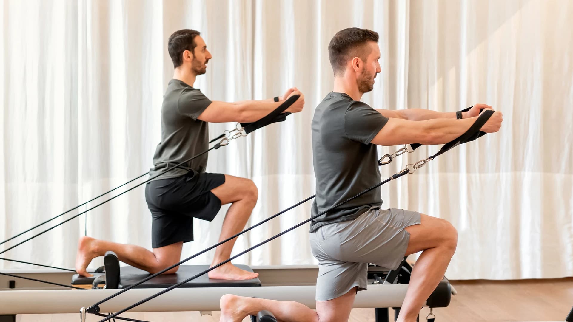 Uomini che praticano pilates